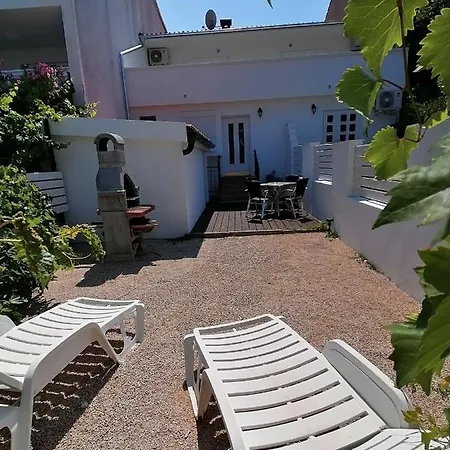 Rose 2 * Baška